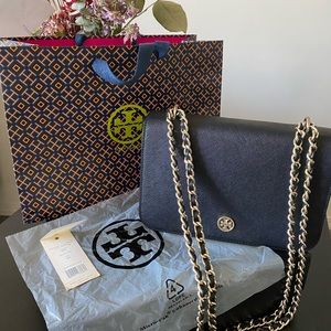Tory Burch Robinson Adjustable Shoulder Bag. ✨🖤